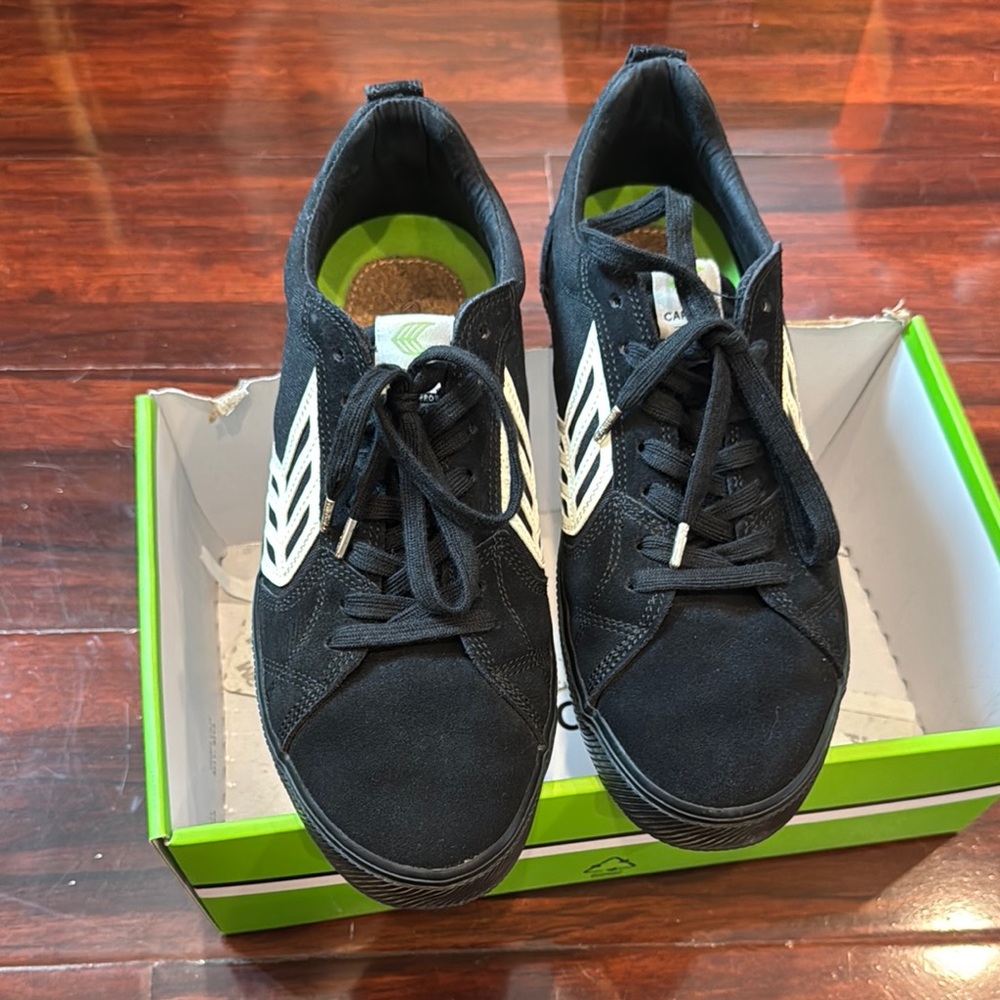 Cariuma Black and White Sneakers